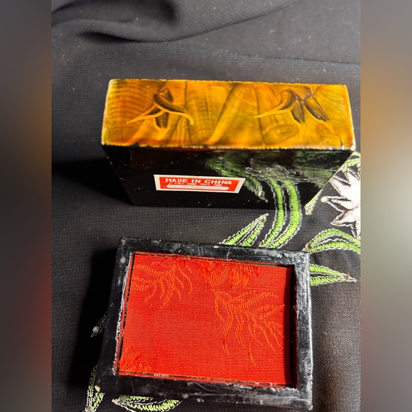 VTG Lacquered and Satin lined Stash or Trinket box. Made in China. - Picture 7 of 7